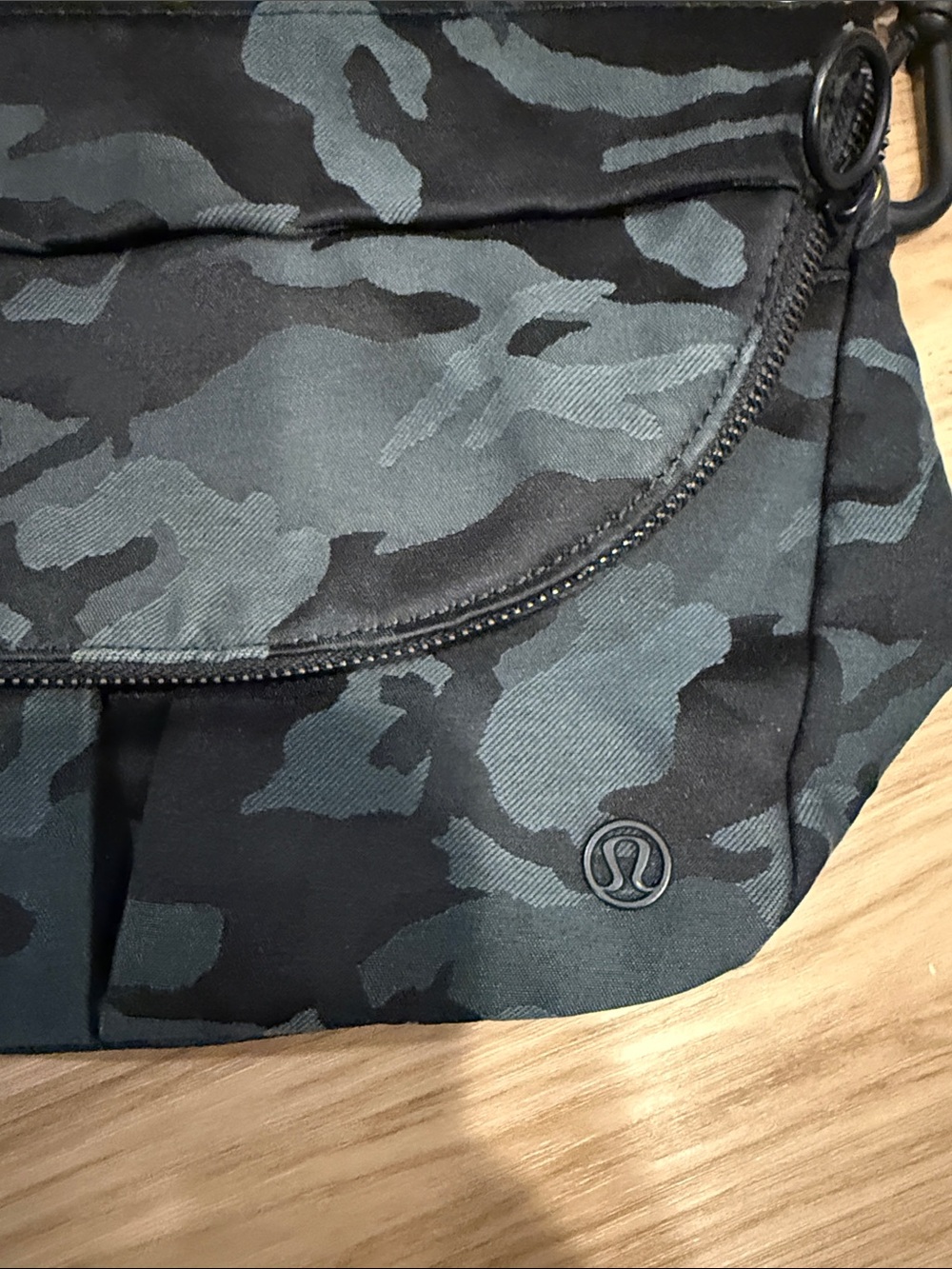 lululemon athletica Black & Dark Gray Camo Crossbody Belt Bag - Picture 2 of 6